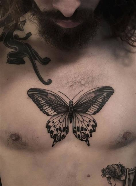 tatuaje de mariposa en el pecho hombre